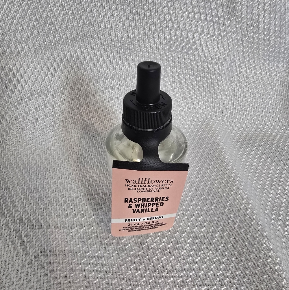 💙 2/ $10 Bath And Body Works Raspberries & Whipped Vanilla Wallflower Refill